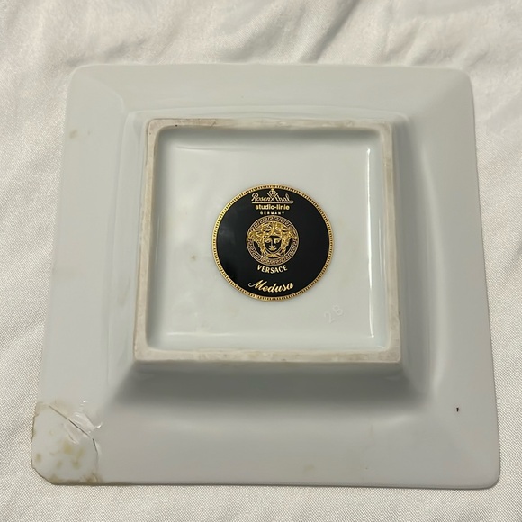 Medusa Pattern by Versace.🚨 - Picture 2 of 6